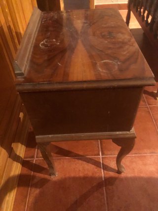 Mesita de noche de madera antigua