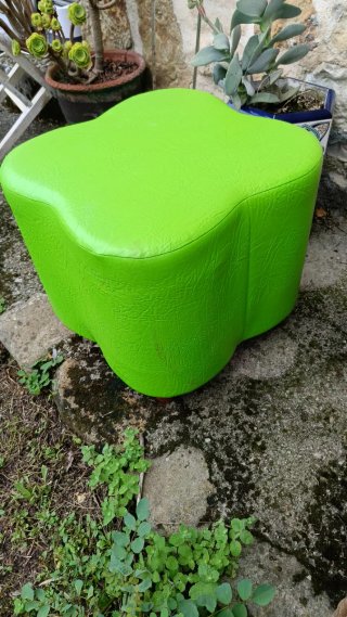 Puf de piel verde
