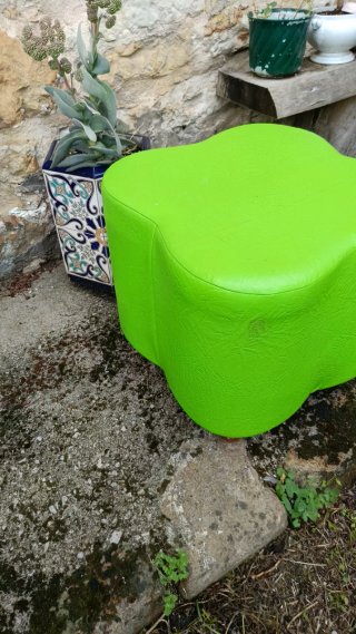 Puf de piel verde