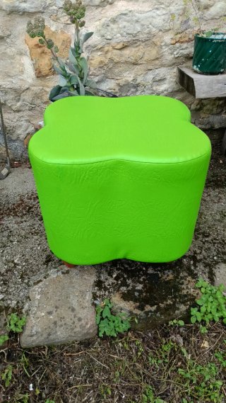 Puf de piel verde