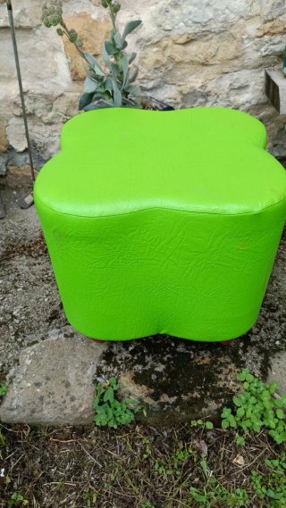 Puf de piel verde