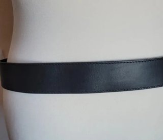 Icónico cinturón Burberry con hebilla de logotipo