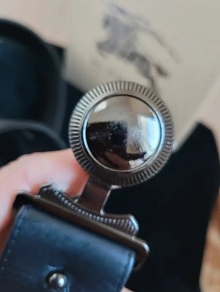 Icónico cinturón Burberry con hebilla de logotipo