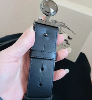 Icónico cinturón Burberry con hebilla de logotipo