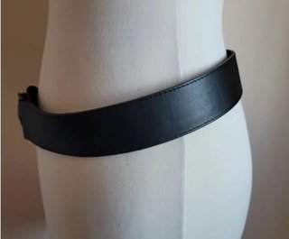 Icónico cinturón Burberry con hebilla de logotipo
