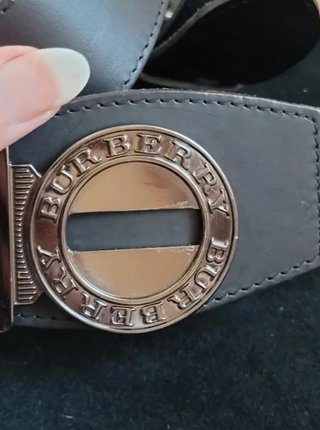 Icónico cinturón Burberry con hebilla de logotipo
