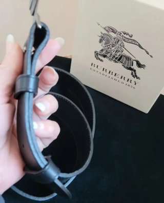Icónico cinturón Burberry con hebilla de logotipo