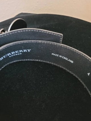 Icónico cinturón Burberry con hebilla de logotipo