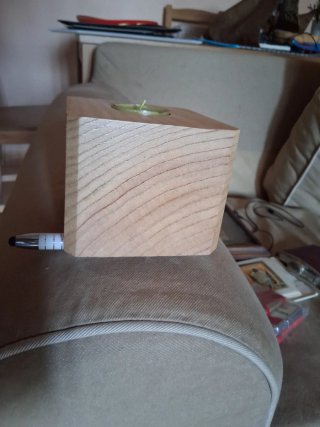 Portavelas de madera con vela verde