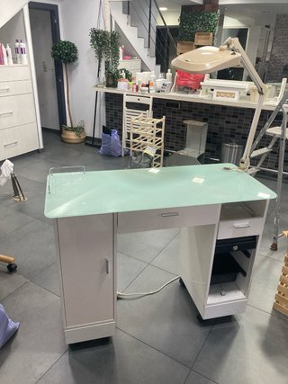 Mesa de manicura con lámpara