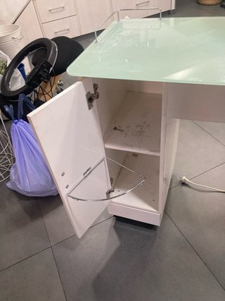 Mesa de manicura con lámpara