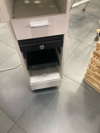 Mesa de manicura con lámpara
