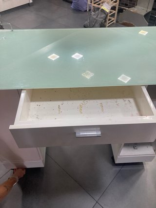 Mesa de manicura con lámpara