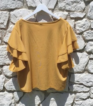 Blusa mostaza con volantes en mangas