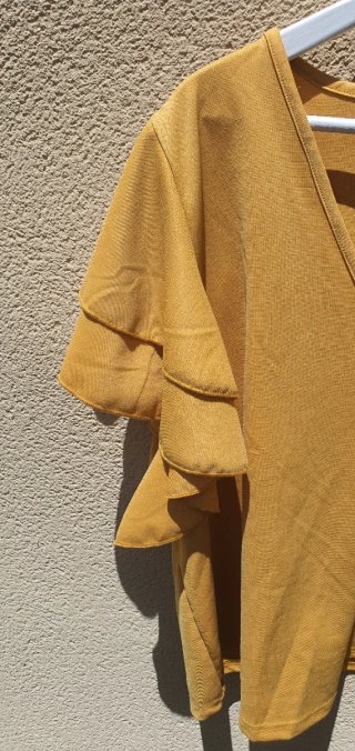 Blusa mostaza con volantes en mangas