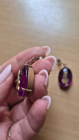 Orecchini ovali viola con gatto dorato