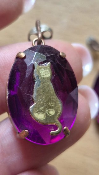 Orecchini ovali viola con gatto dorato