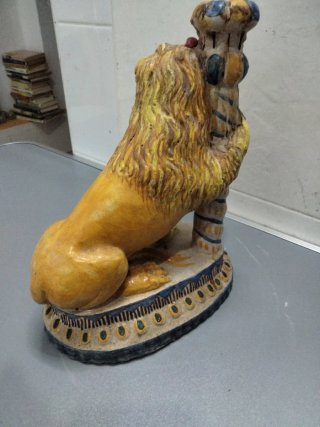 Candelabro de cerámica con león