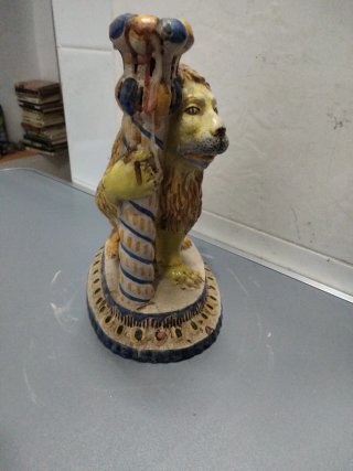 Candelabro de cerámica con león