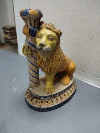 Candelabro de cerámica con león
