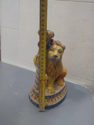 Candelabro de cerámica con león