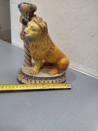 Candelabro de cerámica con león