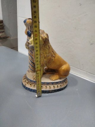 Candelabro de cerámica con león