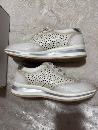 Zapatillas Virucci Blancas y Plateadas
