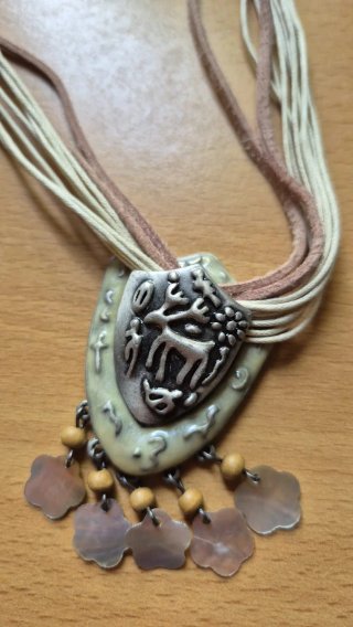Collana con ciondoli e perline