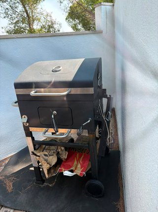 Barbacoa de terraza negra y plateada