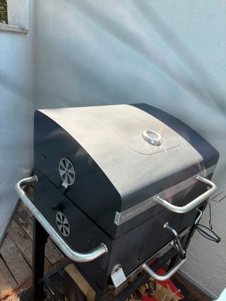 Barbacoa de terraza negra y plateada