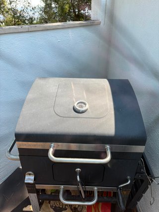 Barbacoa de terraza negra y plateada