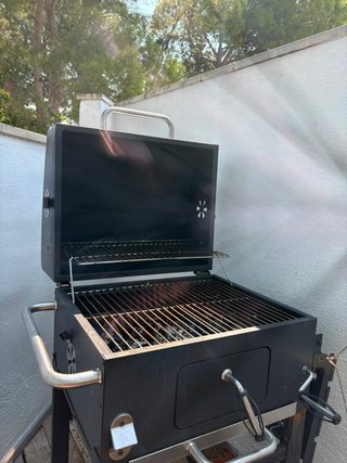 Barbacoa de terraza negra y plateada