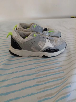 Zapatos talla 26 las de spiderman y 27blas otras