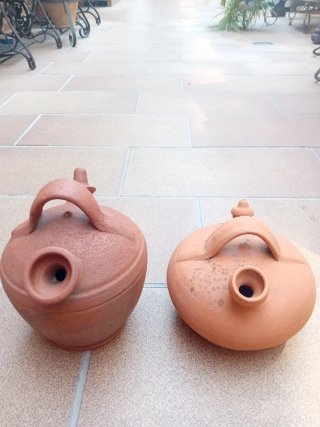Pareja botijos de barro.
