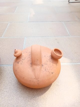 Pareja botijos de barro.