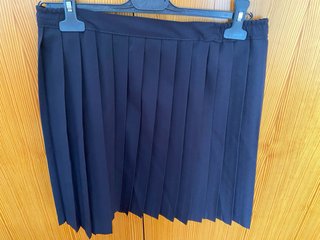 Falda colegial azul marino plisada