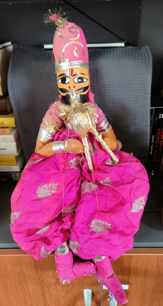 Marioneta de tela rosa con traje tradicional