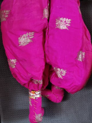 Marioneta de tela rosa con traje tradicional
