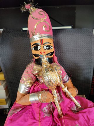 Marioneta de tela rosa con traje tradicional