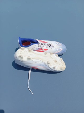 Zapatillas de fútbol blancas y azules