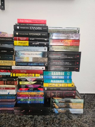 Libros varios (crepúsculo, divergente, cincuenta..