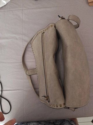 Bolso beige con tachuelas