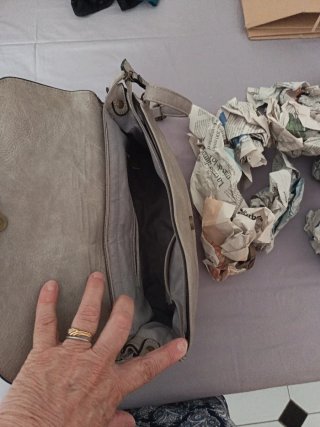 Bolso beige con tachuelas