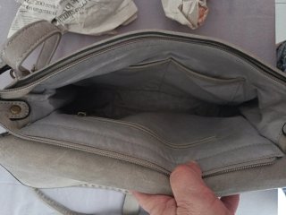 Bolso beige con tachuelas