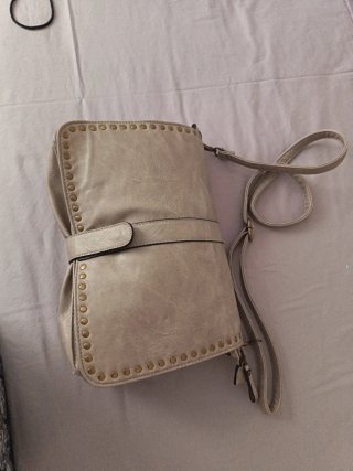 Bolso beige con tachuelas