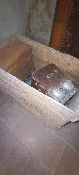 Teléfono antiguo de madera y baquelita