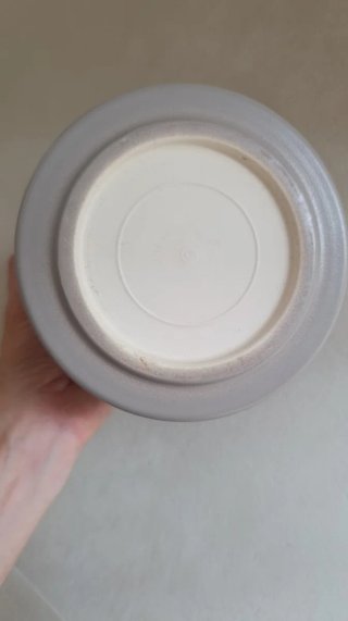 Macetero gris de cerámica nuevo