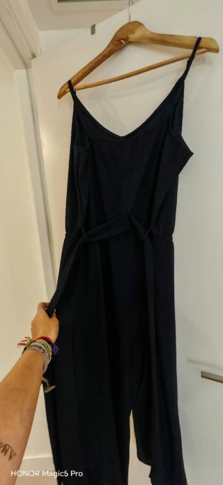 Mono largo negro elegante con pedrería