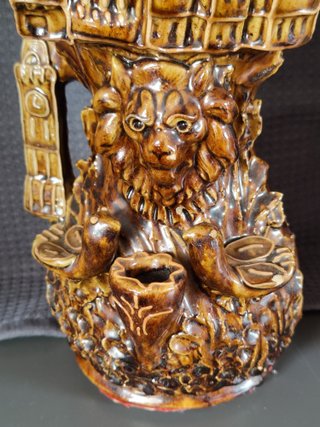 Botijo de cerámica con león y figuras